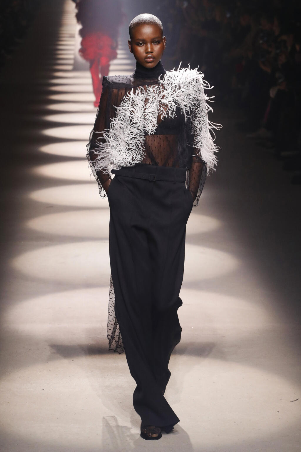 Givenchy: Kontrastné pierka nahradia vo večernom outfite šperky.