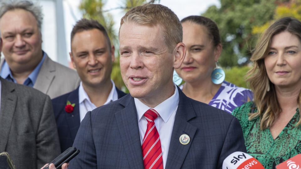 Nový novozélandský premiér Chris Hipkins rozpráva v meste Ratana, na Novom Zélande 24. januára 2023. Vládnuca labouristická strana na Novom Zélande si v nedeľu jednohlasne zvolila nového lídra - súčasného ministra školstva Chrisa Hipkinsa. Ten sa tak oficiálne stane novým premiérom krajiny. TASR správu prevzala od agentúry AP. Hipkins sa dnes ujme svojej funkcie.