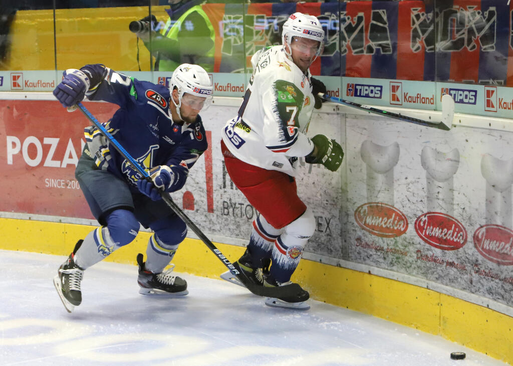 Na snímke zľava Matt Petgrave (Spišská Nová Ves) a Juraj Mikúš (Zvolen) počas 1. kola Tipos extraligy HKM Zvolen – HK Spišská Nová Ves vo Zvolene 24. septembra 2021. FOTO TASR - Ján Krošlák