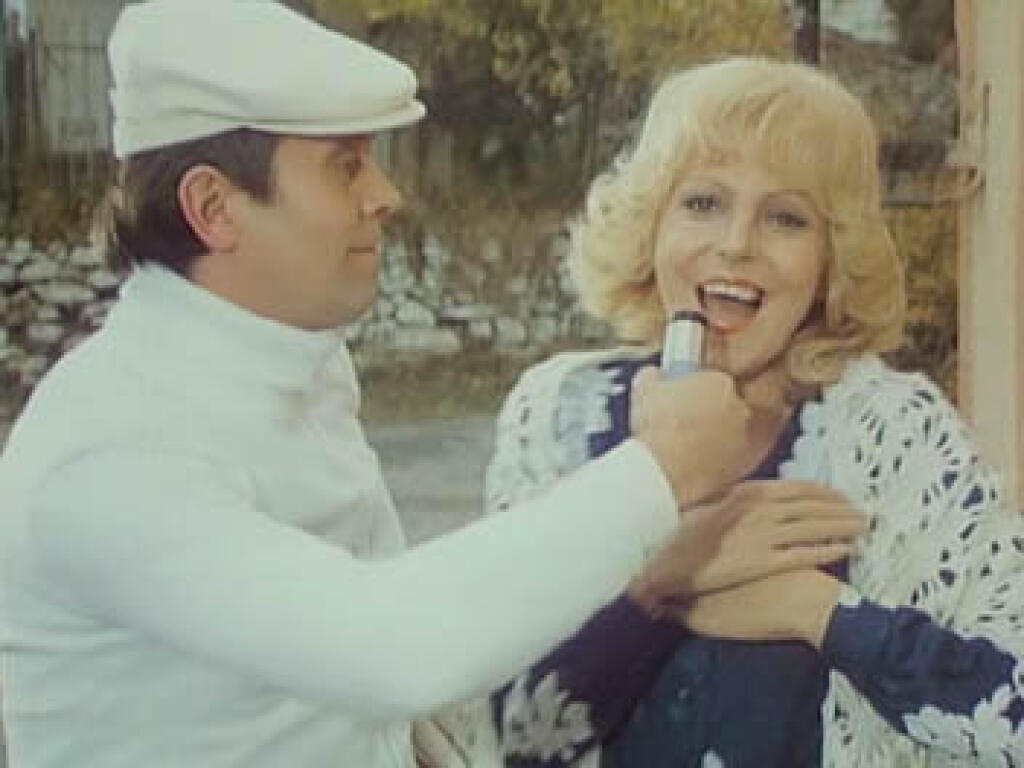 Hana Zagorová na zábere s Josefom Abrhámom vo filme Trhák.