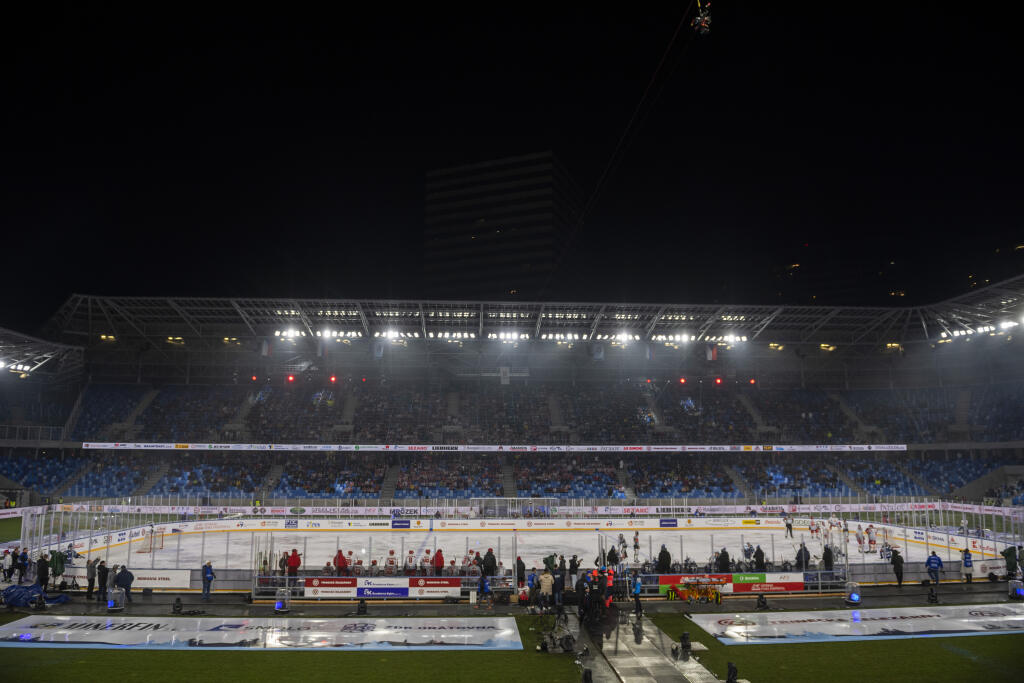 Na snímke hokejisti počas zápasu na hokejovom podujatí Kaufland Winter Games HC Oceláři Třinec - HC Kometa Brno pod holým nebom na ploche Národného futbalového štadióna v Bratislave 13. januára 2023.