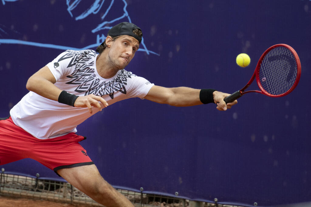 Na snímke slovenský tenista Martin Kližan odvracia loptičku Matsovi Moraingovi z Nemecka v 1. kole dvojhry na challengeri Kooperativa Bratislava Open 7. júna 2021 v Bratislave.