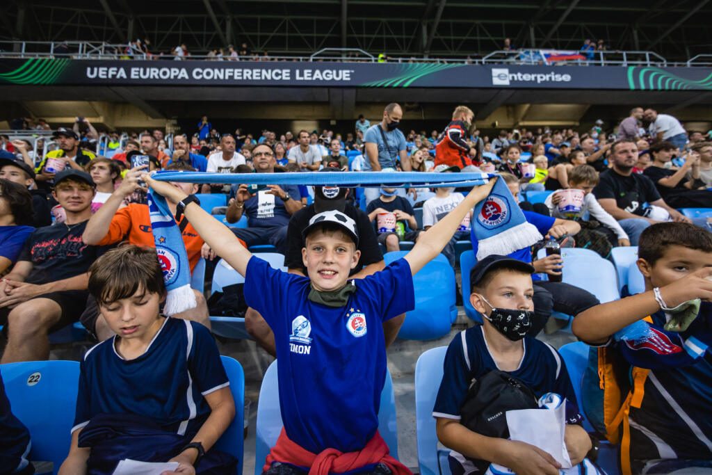Na snímke detskí fanúšikovia v hľadisku počas zápasu F skupiny Európskej konferenčnej ligy medzi ŠK Slovan Bratislava a FC Kodaň.