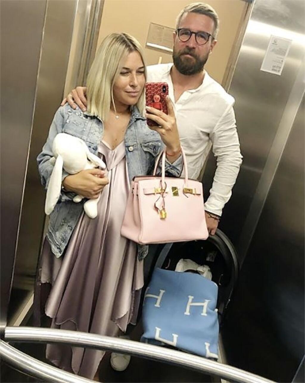 Dominika Cibulková si prvé, aj druhé tehotenstvo užíva a celá ich rodinka sa už na prírastok do rodiny teší.