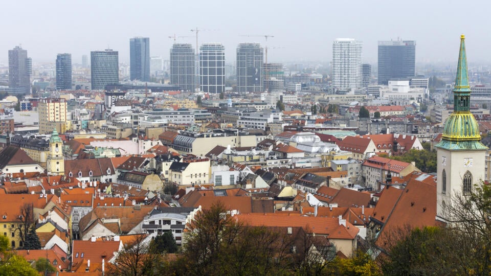 Na snímke panoráma hlavného mesta SR Bratislavy 11. novembra 2019. V pozadí zľava CBC Tower, VÚB banka, Twin City, budova Nivy Tower, Sky Park vo výstavbe, Panorama City a budova Tower 115. FOTO TASR - Dano Veselský