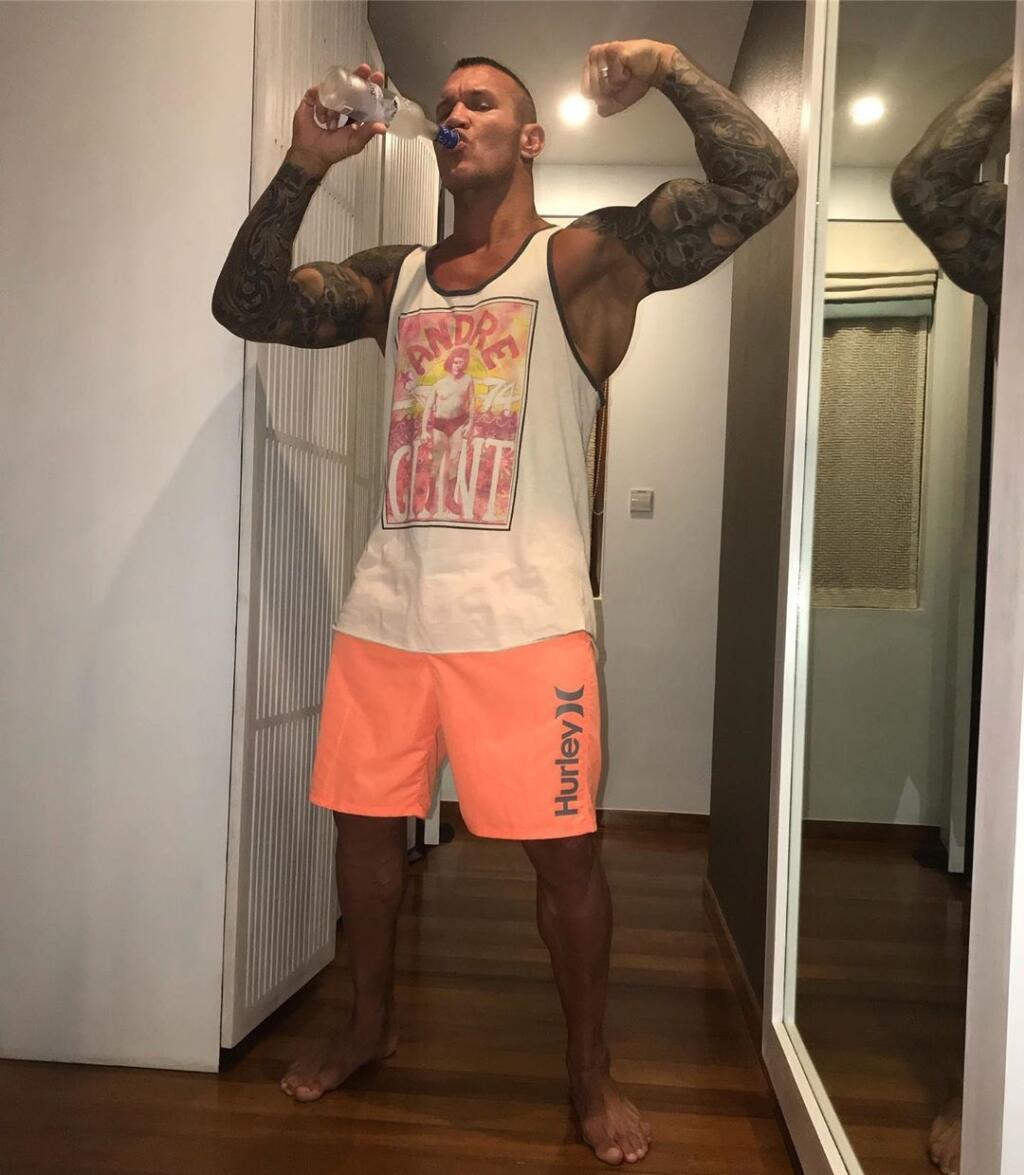 Wrestlingová hviezda Randy Orton má doma poriadnu sexicu. Zverejnil s ňou záber ako z porna.