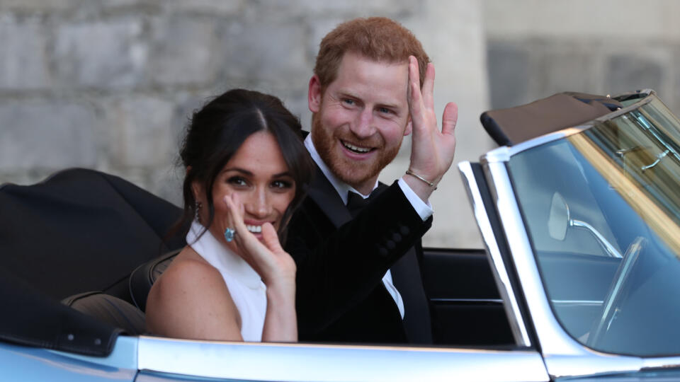 Harry a Meghan pri odchode z hradu Windsor. Najprv sa zúčastnili poobednej recepcie, večer mali naplánovanú bujarú párty.