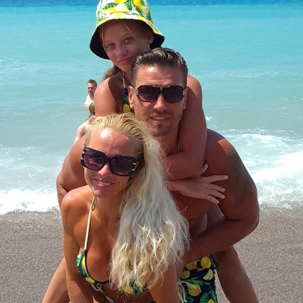 Veľký talent nášho hokeja Adam Sýkora sa môže pochváliť poriadne krásnou mamou a jeho otec Roman zase nádhernou manželkou.