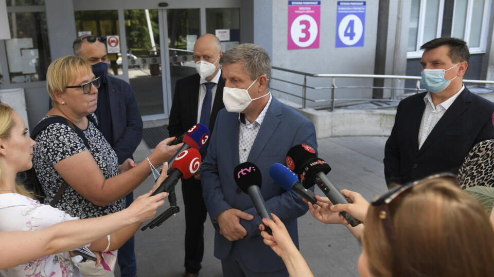 Na snímke vpravo riaditeľ UNLP Košice Ján Slávik, uprostred minister zdravotníctva SR Vladimír Lengvarský (nominant OĽaNO) počas brífingu v nemocnici UNLP v Košiciach 18. júna 2021. FOTO TASR – František Iván