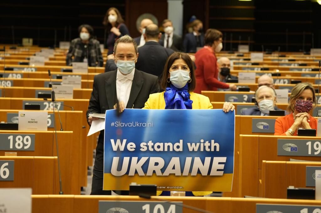 WA 4 Brusel - Europoslankyňa drží transparent s nápisom Stojíme za Ukrajinou počas mimoriadneho zasadnutia Európskeho parlamentu v Bruseli v utorok 1. marca 2022. Eurposlanci sa budú zaoberať ruskou inváziou na Ukrajine. K zákonodarcom sa prostredníctvom internetu pripojí aj ukrajinský prezident Volodymyr Zelenskyj. Vystúpia aj predseda Európskej rady Charles Michel či šéfka Európskej komisie Ursula von der Leyenová. FOTO TASR/AP  

A Member of European Parliament holds a sign in support of Ukra