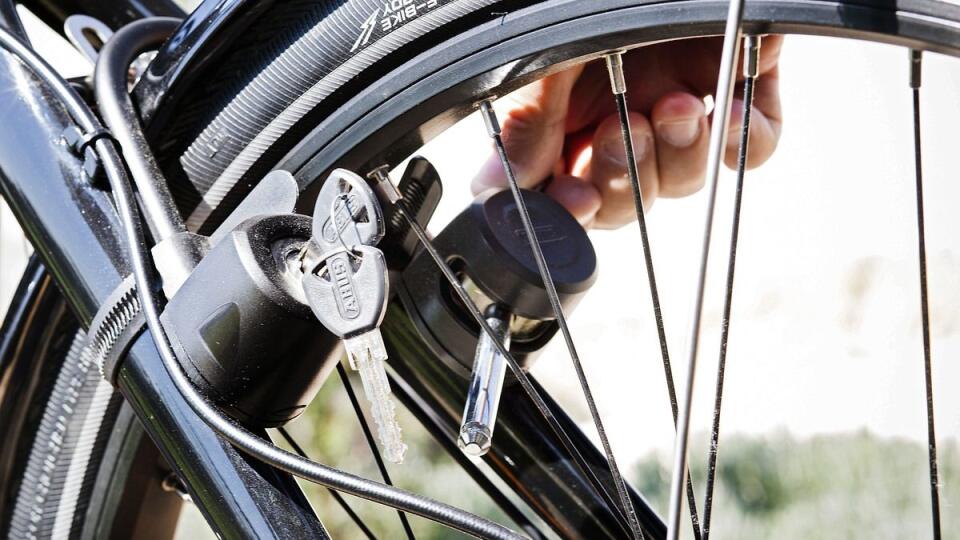Bicykel obsahuje zabudovaný blokovací zámok.