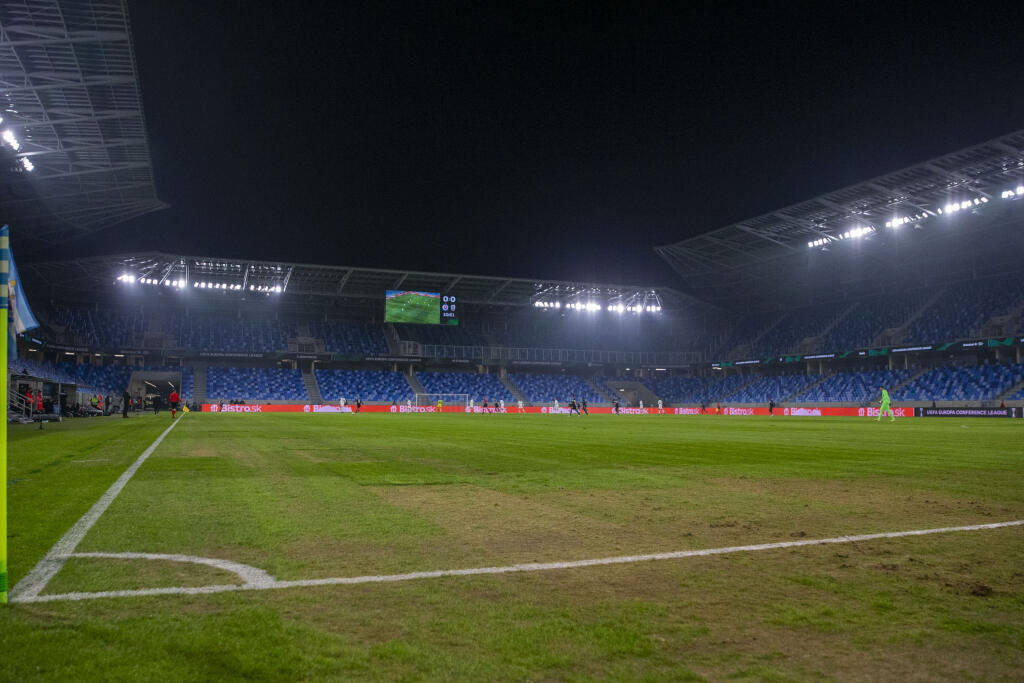 Ubehli však len dva mesiace a ihrisko na Národnom futbalovom štadióne je opäť v hrozivom stave.