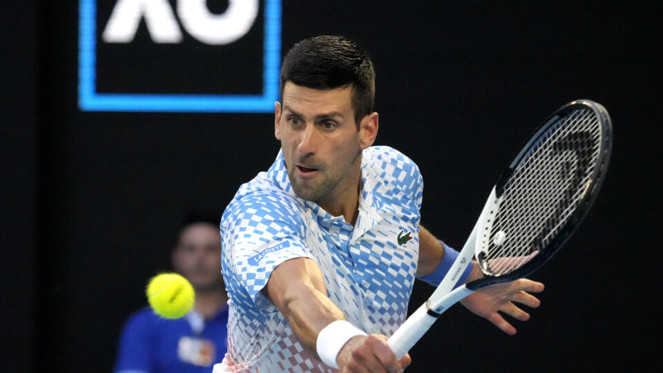 WA 36 Melbourne - Srbský tenista Novak Djokovič odvracia úder Američana Tommyho Paula v semifinále mužskej dvojhry na grandslamovom turnaji Australian Open v Melbourne v piatok 27. januára 2023. FOTO TASR/AP
Novak Djokovic of Serbia plays a backhand return to Tommy Paul of the U.S. during their semifinal at the Australian Open tennis championship in Melbourne, Australia, Friday, Jan. 27, 2023. (AP Photo/Aaron Favila)