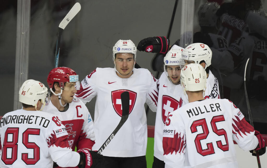 EBE 106 Riga - Na snímke uprostred švajčiarsky hráč Timo Meier oslavuje gól v zápase základnej A-skupiny Dánsko Švajčiarsko na 84. majstrovstvách sveta v ľadovom hokeji v lotyšskej Rige 23. mája 2021. FOTO TASR/AP
Timo Meier of Switzerland with teammates celebrate goal during the Ice Hockey World Championship group A match between the Denmark and Switzerland at the Olympic Sports Center in Riga, Latvia, Sunday May 23, 2021. (AP Photo/Roman Koksarov)