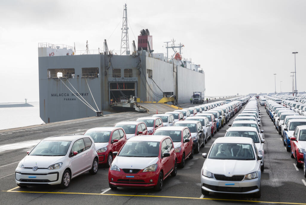WA 43 archív Emden - Na archívnej snímke z 9. marca 2018 nové osobné automobily nemeckej automobilky Volkswagen sú naložené v nemeckom prístave Emden. Export Nemecka zotrval na začiatku roka 2020 na úrovni z decembra, zatiaľ čo dovoz sa po dvoch mesiacoch poklesu zvýšil. To sa odrazilo na vývoji obchodného prebytku. Poukázali na to v pondelok 9. marca 2020 zverejnené údaje nemeckého štatistického úradu Destatis. FOTO TASR/DPA 

ARCHIV - 09.03.2018, Niedersachsen, Emden: Fahrzeuge von des Volkswa