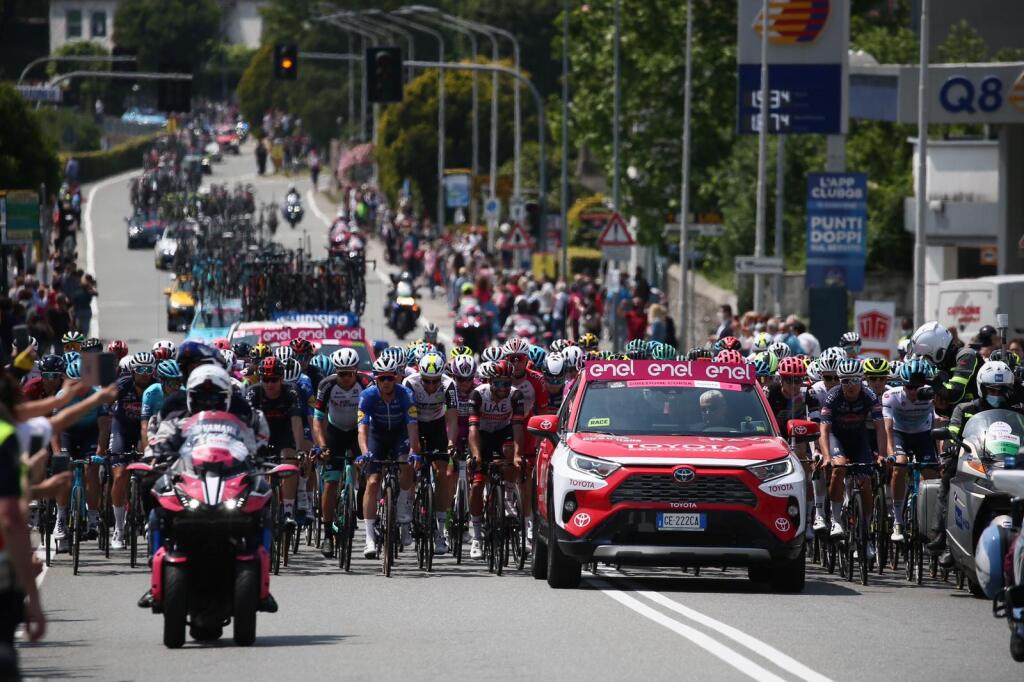 Štart 20. etapy Giro d´Italia vyvolal v mestečku Verbania-Valle Spluga ošiaľ. Stovky fanúšikov vyprevádzali cyklistov na 164-kilometrovú trať.