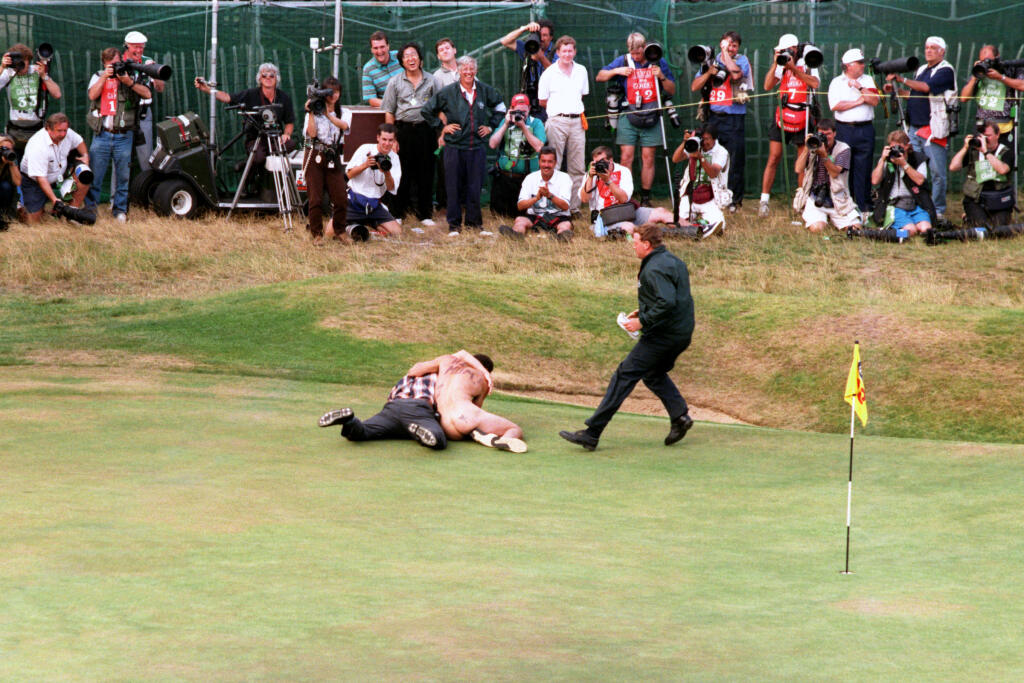 História golfu je plná narušitešov turnajov. V minulosti sa našlo množstvo fanúšikov, ktorí často vybehli na green úplne nahí a okorenili priebeh turnaja.