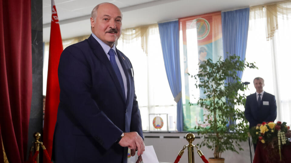 JB 31 Minsk - Bieloruský prezident Alexandr Lukašenko hádže do urny svoj hlas počas hlasovania v prezidentských voľbách vo volebnej miestnosti v Minsku 9. augusta 2020. V Bieloruska sa v nedeľu konajú v poradí šieste voľby hlavy štátu od roku 1991, keď táto bývalá sovietska republika získala nezávislosť. Prvýkrát v moderných dejinách Bieloruska sa voľby uskutočnia bez účasti širokého spektra medzinárodných pozorovateľov, upozornila agentúra TASS. FOTO TASR/AP
Belarusian President Alexander Luka