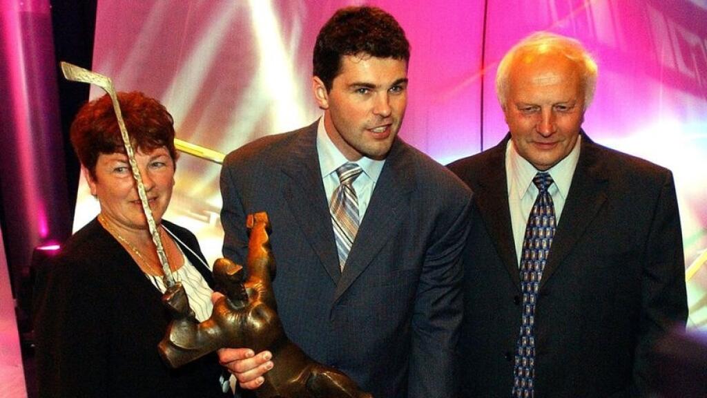 Jaromír Jágr s rodičmi - Annou a Jaromírom počas vyhlásenia ankety Zlatá hokejka 2005.