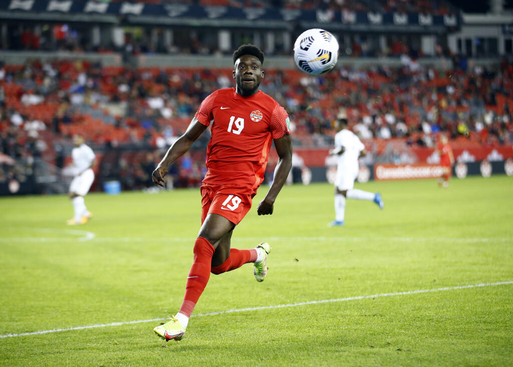 Kanadský obranca Bayernu Mníchov Alphonso Davies sa narodil v utečeneckom tábore v Ghane.