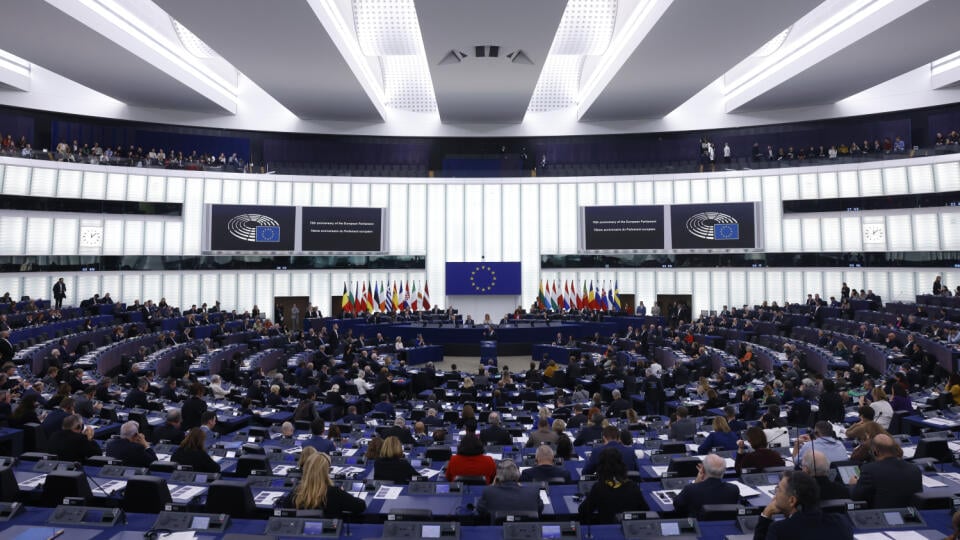 KK32 Štrasburg - Na snímke poslanci Európskeho parlamentu (EP) počas ceremoniálu k 70. výročiu vzniku Európskeho parlamentu 22. novembra 2022 v Štrasburgu. FOTO TASR/AP
Members of the European Parliament attend a ceremony marking the 70th anniversary of the European Parliament, Tuesday, Nov. 22, 2022 in Strasbourg, eastern France. (AP Photo/Jean-Francois Badias)