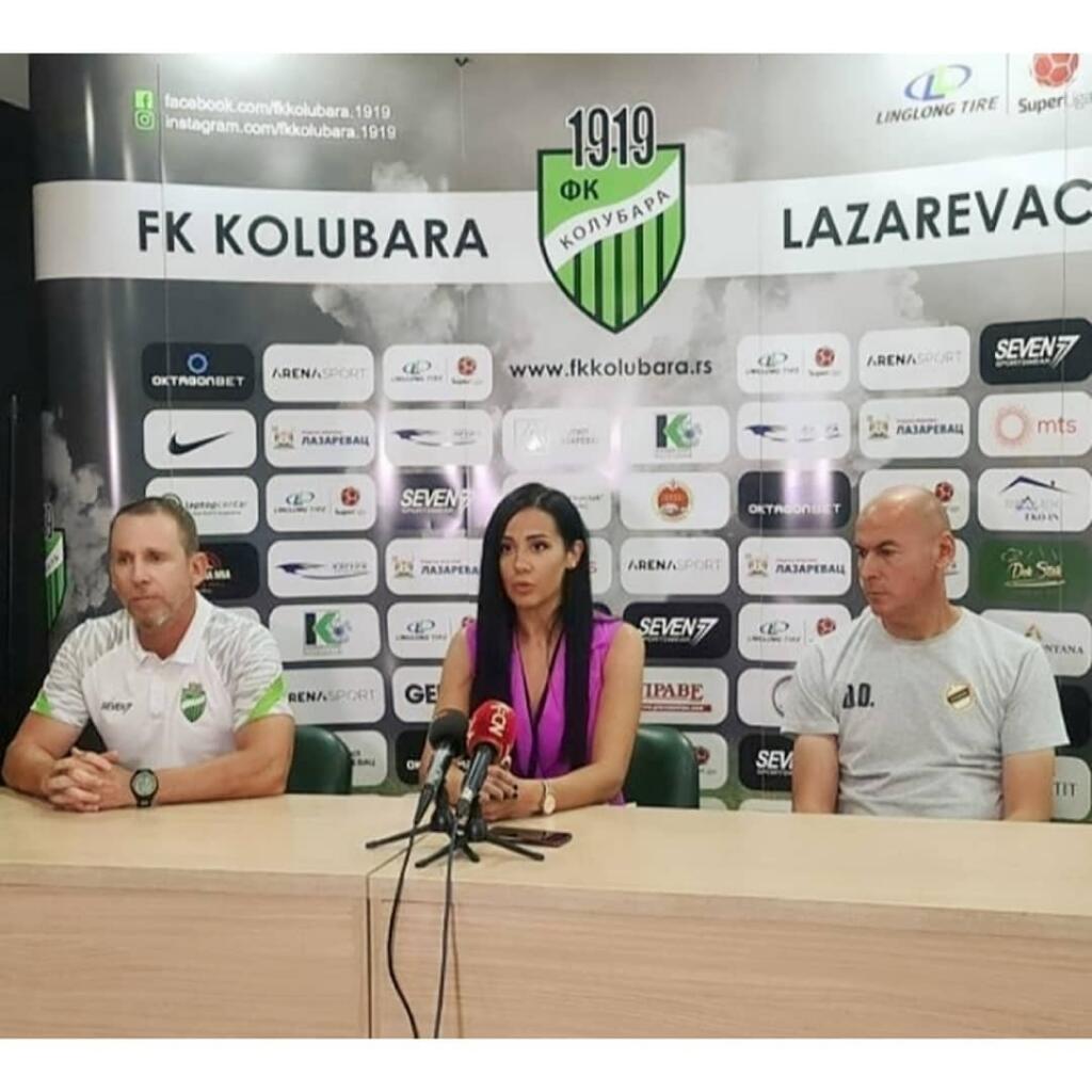 Sexi Ana Staševičová je hlásateľkou aj hovorkyňou futbalového klubu, ale fanúšikovia ju majú radšej bez saka.