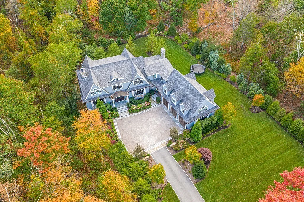 Podľa webu truepeoplesearch.com Zdeno aj jeho manželka bývajú v meste Weston západne od Bostonu. Luxusná vila vo vychytenej štvrti podľa realitného portálu zillow.com má hodnotu 4 milióny dolárov.