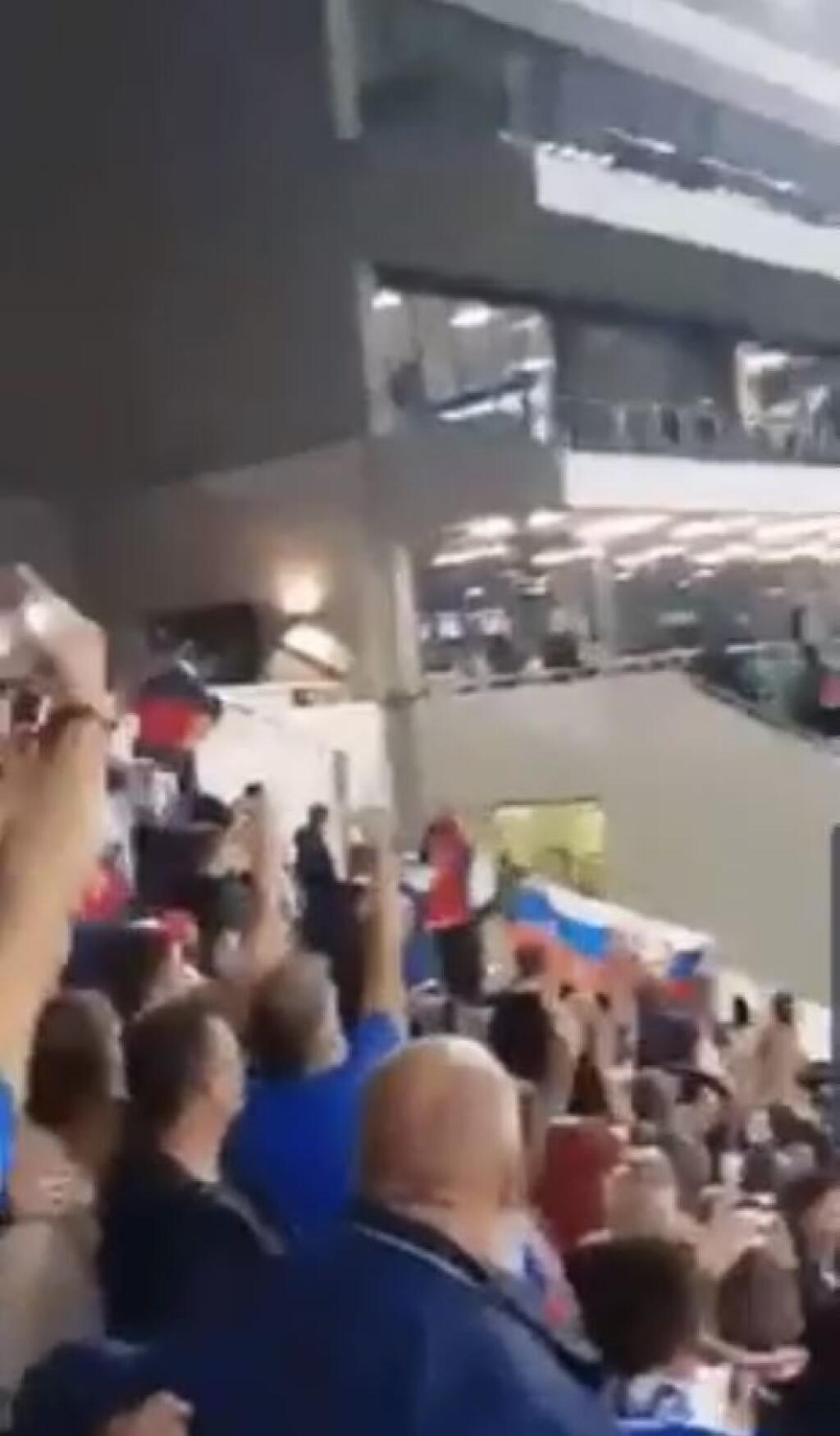 Danko bol osobne aj na zápase Slovenska proti Maďarsku. Víťazstvo našej reprezentácie si vychutnával, slovenským divákom tlieskal a posielal bozky, nie všetci to však vzali pozitívne a Danka odmenili prostredníkmi.