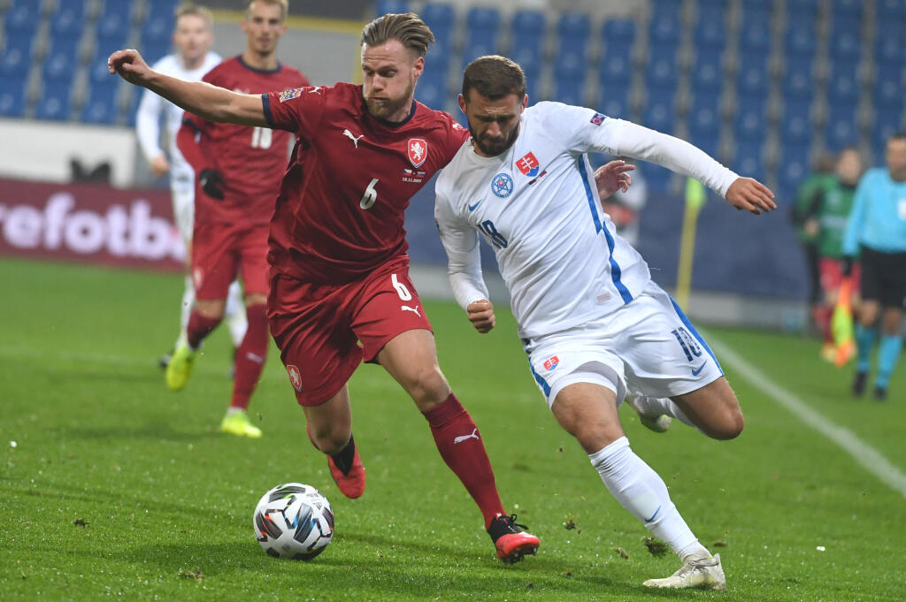 Na snímke sprava Pavol Šafranko (Slovensko) a Tomáš Kalas (Česko) v zápase 6. kola 2. skupiny B-divízie Ligy národov vo futbale Česko - Slovensko 18. novembra 2020 v Plzni. FOTO TASR - Martin Baumann