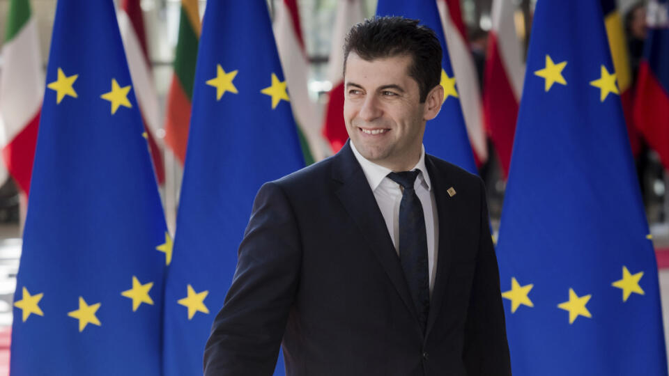 WA 32 Brusel - Bulharský premiér Kiril Petkov sa usmieva počas príchodu na druhý a záverečný deň mimoriadneho summitu prezidentov a premiérov krajín Európskej únie o vojne na Ukrajine a energetickej situácii v EÚ v Bruseli v utorok 31. mája 2022. FOTO TASR/AP
Prime Minister of Bulgaria Kiril Petkov arrives for the second day's session of an extraordinary meeting of EU leaders to discuss Ukraine, energy and food security at the Europa building in Brussels, Tuesday, May 31, 2022. (AP Photo/Geert