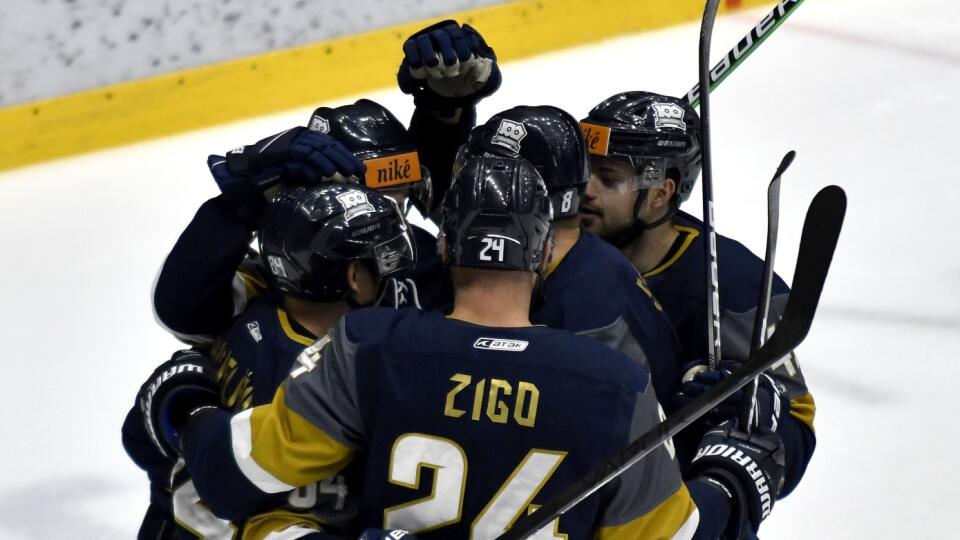 Na snímke hráči HC Slovan Bratislava oslavujú prvý gól v zápase 6. kola Kaufland Tipos extraligy HK Dukla Ingema Michalovce - HC Slovan Bratislava 8.októbra 2021 v Michalovciach. FOTO TASR – Roman Hanc