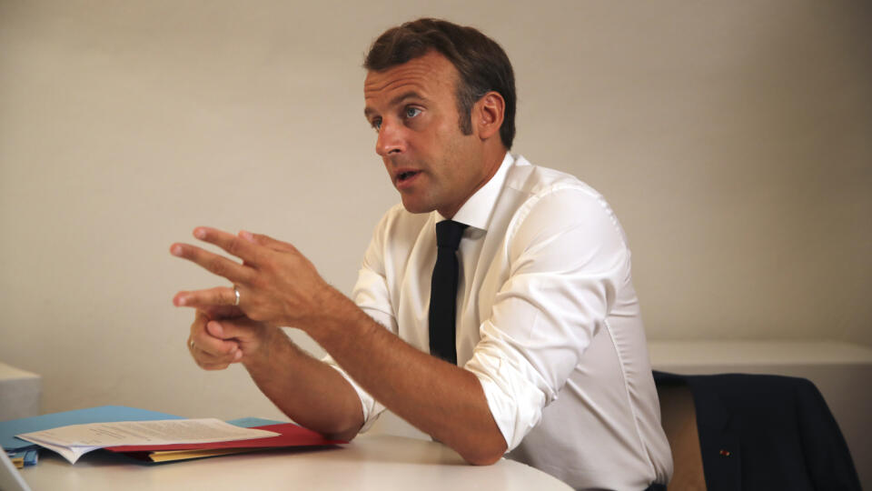 KK3 Bregancon - Francúzsky prezident Emmanuel Macron počas videokonferencie o situácii v Nigere 11. augusta 2020 vo francúzskom Fort de Bregancone. Ozbrojené sily z Nigeru a Francúzska boli nasadené na stíhanie ozbrojencov, ktorí zabili sedem humanitárnych pracovníkov, väčšinou francúzskych občanov a sprievodcu. Neznámi ozbrojenci na motocykloch zaútočili na skupinu turistov na juhozápade Nigeru, v oblasti, kde žije posledné stádo žiráf západoafrických núbijských. Väčšina obetí bola zastrelená.