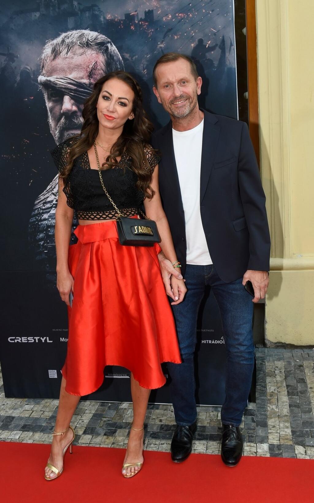 Agáta Hanychová s partnerom Jaromírom Soukupom na českej premiére filmu Jan Žižka.
