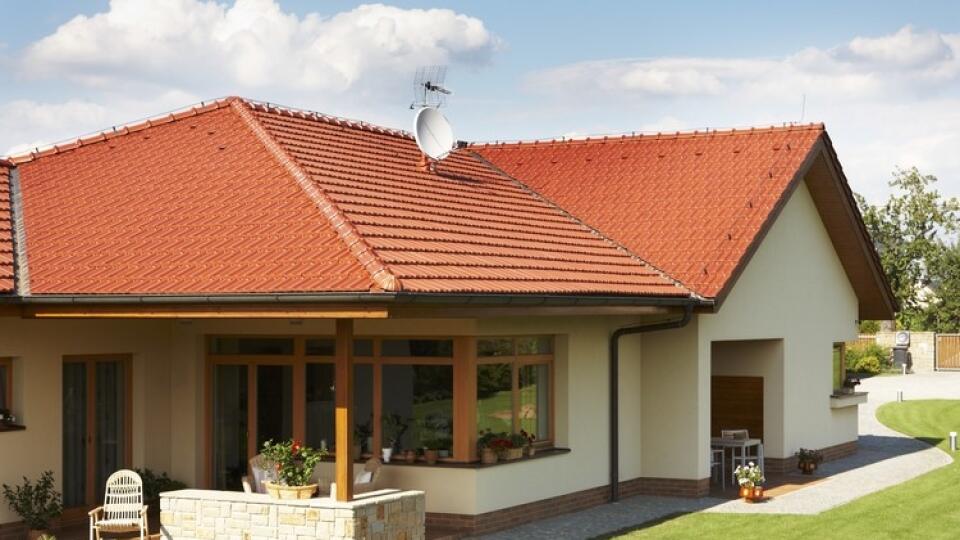 Plochá verzus šikmá strecha na dom: Porovnajte ich výhody a nevýhody