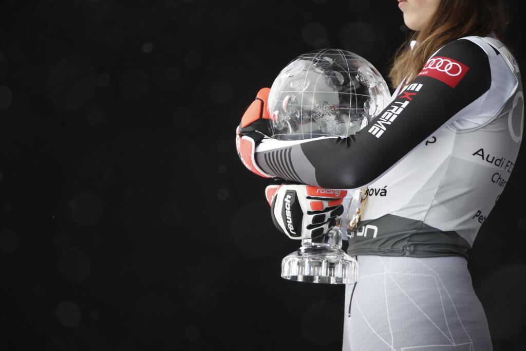 JB 79 Lenzerheide - Slovenská lyžiarka Petra Vlhová drží veľký kryštáľový glóbus za celkové prvenstvo Svetového pohára v alpskom lyžovaní vo švajčiarskom Lenzerheide 21. marca 2021.