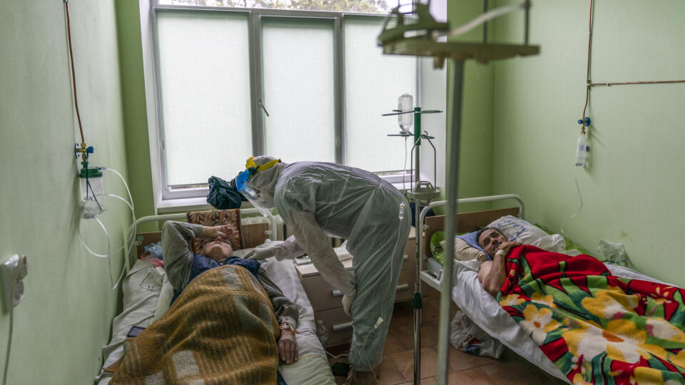 Podľa štatistík Svetovej zdravotníckej organizácie WHO sa koronavírusom nakazilo už 34 miliónov ľudí, z ktorých viac ako milión zomrelo, čo je viac ako dvojnásobný počet mŕtvych oproti bežnej chrípke.