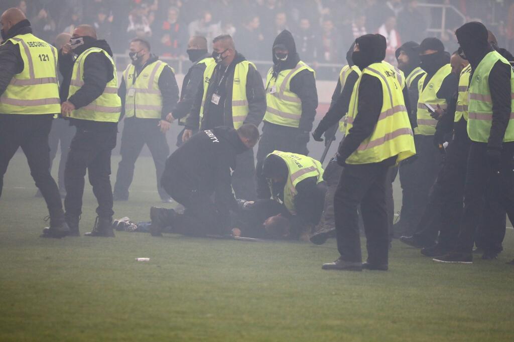 Šokujúce zábery z derby medzi Spartakom Trnava a Slovanom Bratislava. Fanúšikovia sa vtrhli na hraciu plochu a bili sa hlava nehlava.