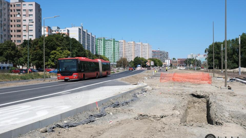 Zastávka Lúčanka smerom do mesta po ročnej rekonštrukcii časti Jantárovej cesty.