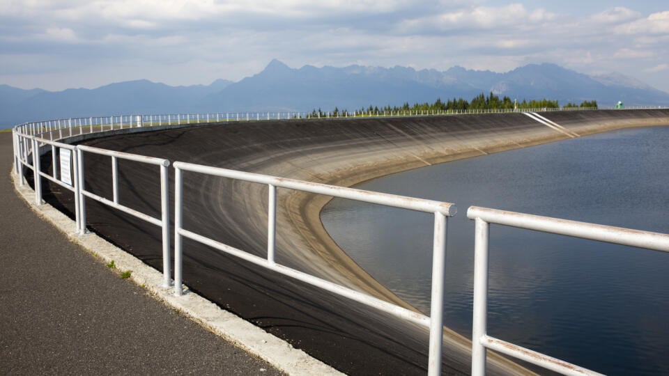 Prečerpávaciu vodnú elektráreň Čierny Váh označujú za technický div Slovenska. Obe nádrže sú skvostom pre svoju úlohu v energetike a mimoriadne atraktívnym turistickým lákadlom.