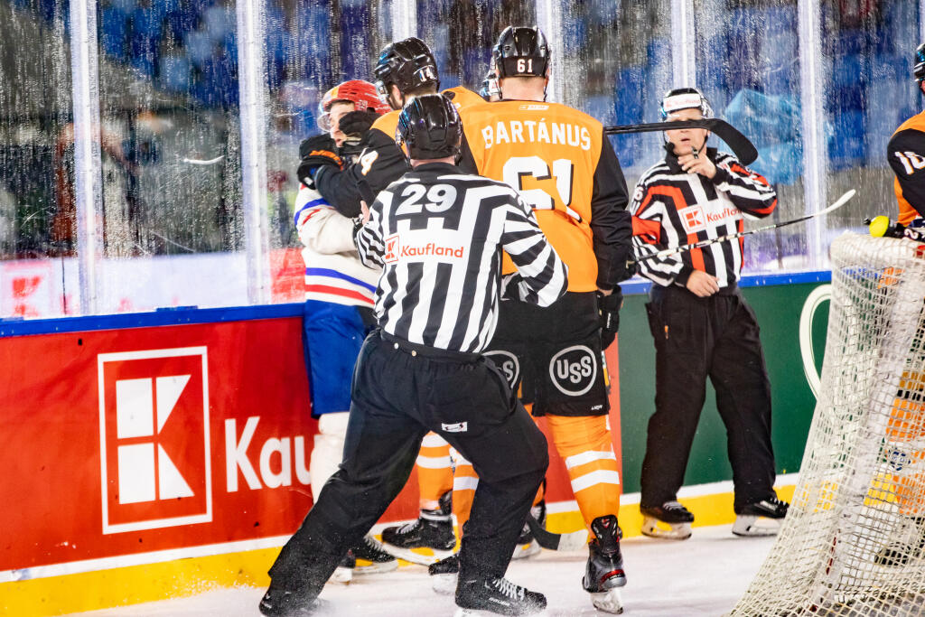 Hokejový zápas medzi HC Slovan a Košice (Winter games)