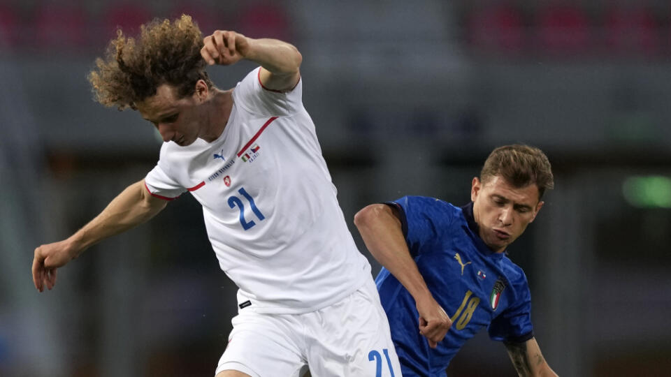 EBE 44 Bologna - Na snímke sprava hráč Talianska Nicola Barella a v popredí hráč Česka Alex Král v prípravnom medzištátnom zápase Taliansko - Česko v Bologni 4. júna 2021. FOTO TASR/AP
Czech Republic's Alex Kral, left, fights for the ball with Italy's Nicola Barella during the international friendly soccer match between Italy and Czech Republic in Bologna, Italy, Friday, June 4, 2021. (AP Photo/Antonio Calanni)