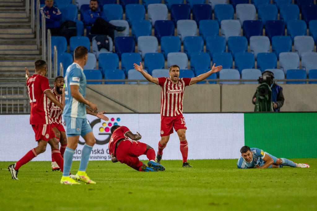 ŠK Slovan Bratislava a Olympiakos Pireus FC sa stretol v zápase play-off Európskej ligy na Tehelnom poli v Bratislave. Na snímke je Vernon De Marco Morlacchi a Mady Camara.