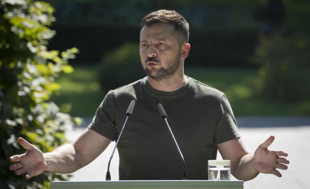 Kyjev - Ukrajinský prezident Volodymyr Zelenskyj gestikuluje počas spoločnej tlačovej konferencie s litovským prezidentom Gitanasom Nausedom v Kyjeve vo štvrtok 28. júla 2022. FOTO TASR/AP