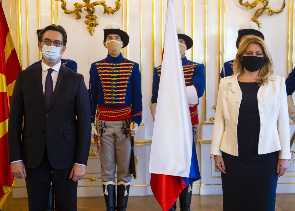 Na snímke prezidentka SR Zuzana Čaputová a prezident Severného Macedónska Stevo Pendarovski počas prijatia v Prezidentskom paláci 8. októbra 2020 v Bratislave. FOTO TASR - Jakub Kotian