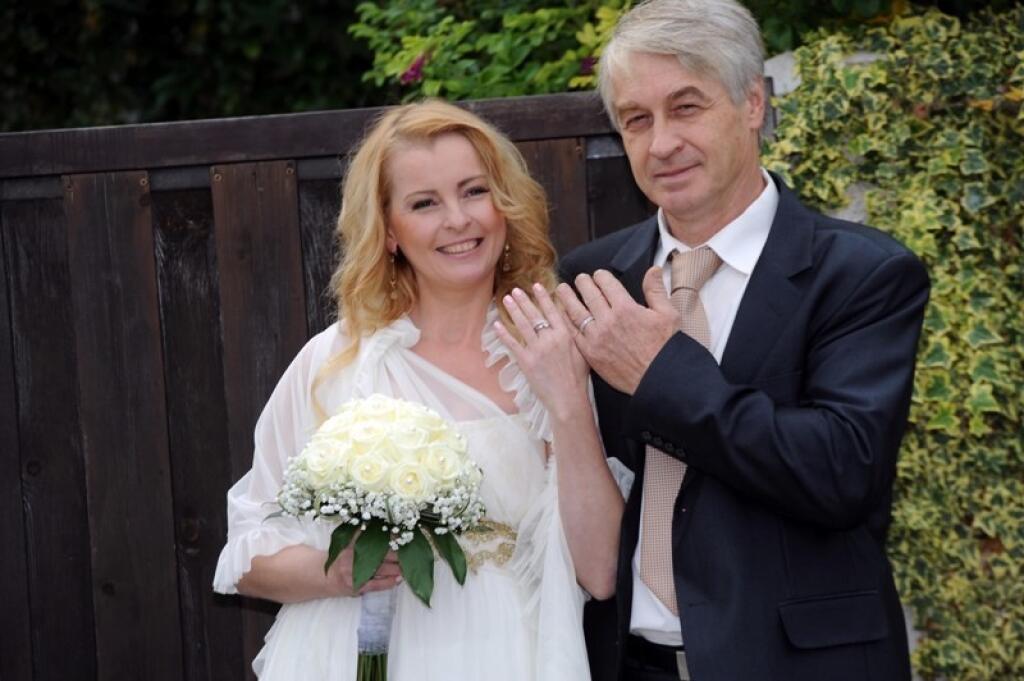 Už je ruka v rukáve. Česká speváčka Iveta Bartošová povedala včera svoje „áno“ snúbencovi Josefovi Rychtářovi (55).