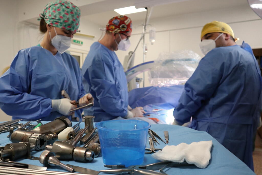 Na snímke tím oddelenia pediatrickej ortopédie a oddelenia spondylochirurgie FNsP Žilina počas realizácie výnimočnej operácie, v ktorej sa aplikuje špeciálny magnetom rozťahovateľný fixátor na ramennú kosť 15-ročného pacienta vo Fakultnej nemocnici s poliklinikou v Žiline, 10. mája 2022. FOTO TASR - Erika Ďurčová
