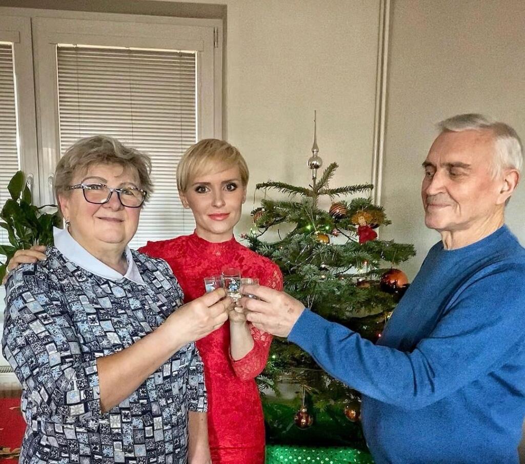 Na Vianoce si Kvetka s rodičmi pripila na zdravie.