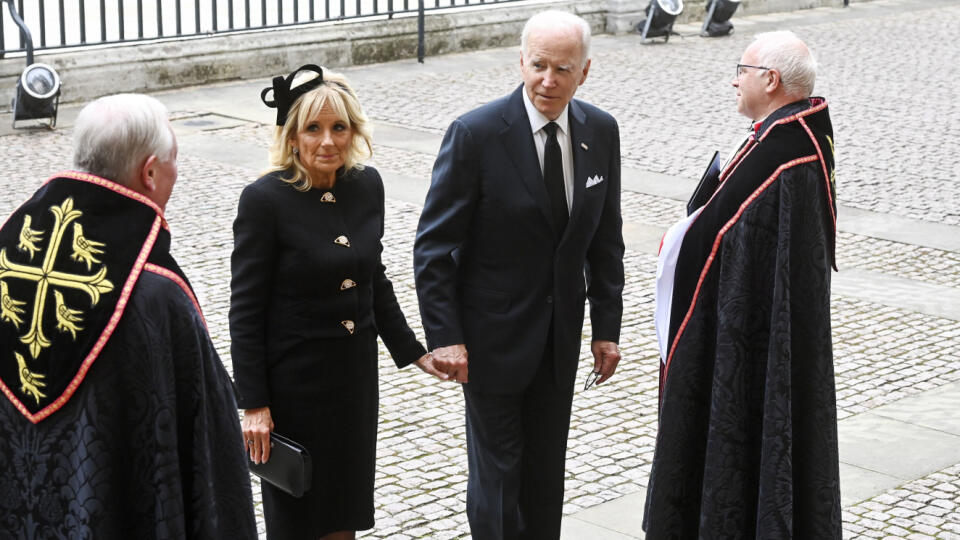 Americký prezident Joe Biden a prvá dáma USA Jill Bidenová prichádzajú na štátny pohreb zosnulej britskej kráľovnej Alžbety II. vo Westminsterskom opátstve v Londýne.