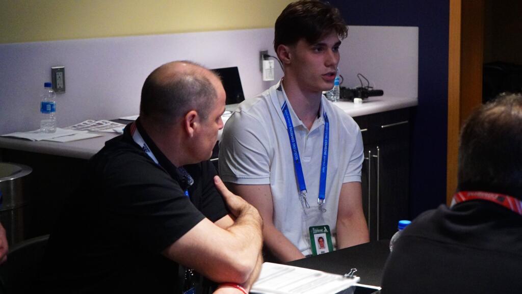 Juraj Slafkovský počas rozhovoru na testovaní draftových nádejí.