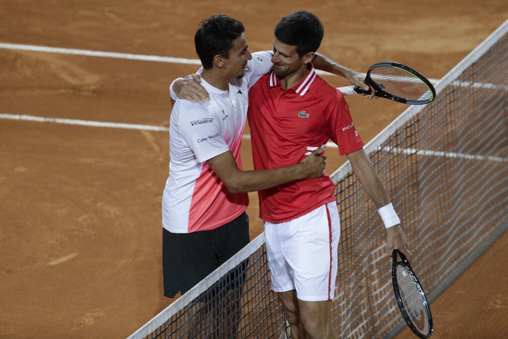 KK14 Rím - Srbský tenista Novak Djokovič (vpravo) sa zdraví s porazeným Talianom Lorenzom Sonegom po jeho výhre v semifinále dvojhry na tenisovom turnaji ATP v Ríme 15. mája 2021. FOTO TASR/AP
Serbia's Novak Djokovic, right, greets Italy's Lorenzo Sonego after their semi-final match at the Italian Open tennis tournament, in Rome, Saturday, May 15, 2021. Djokovic won 6-3 6-7 6-2. (AP Photo/Gregorio Borgia)